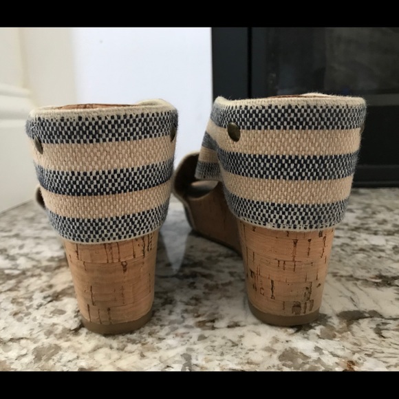 Lucky Brand Wedge Sandal - Picture 5 of 6